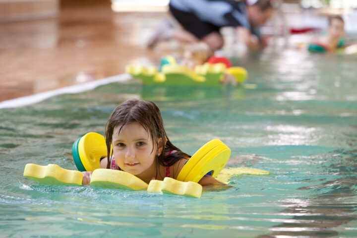 Es ist uns ein großes Anliegen, dass Kinder schwimmen lernen. Im Vordergrund stehen dabei vor allem die Sicherheit im Wasser, das Lernen der richtigen Schwimmtechnik und der Spaß an der Bewegung im Wasser.

Anfängerkurs (ab 5 Jahre): Erlernen der Grundform des Brustschwimmens.

Fortgeschrittenenschwimmkurs: Ziel "Seepferdchen". 

Die Kinder müssen in diesen Kursen die notwendige Reife für eine selbstständige Teilnahme mitbringen.